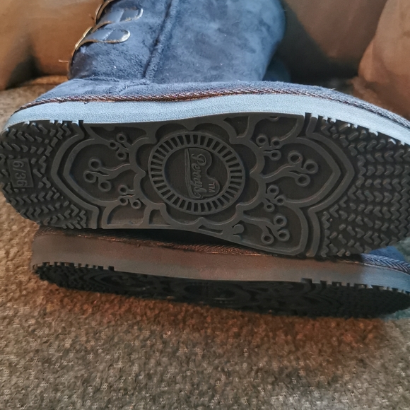 Perry's boots - Picture 6 of 8